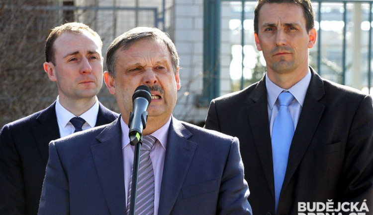 Předseda rozpočtového výboru Václav Votava, v pozadí Ivo Hlaváč ze společnosti ČEZ (vlevo) a Bohdan Zronek, ředitel Temelína