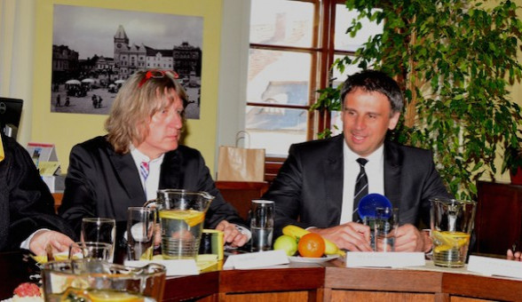 Na dotazy novinářů odpovídali na tiskové konferenci (zleva) patriarcha Tomáš Butta, starosta Tábora Jiří Fišer, hejtman Jiří Zimola a historik Petr Čornej.