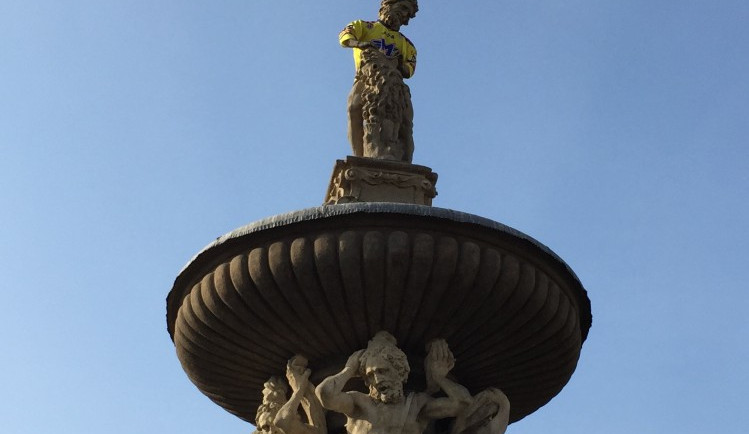 Samson oblečený do dresu