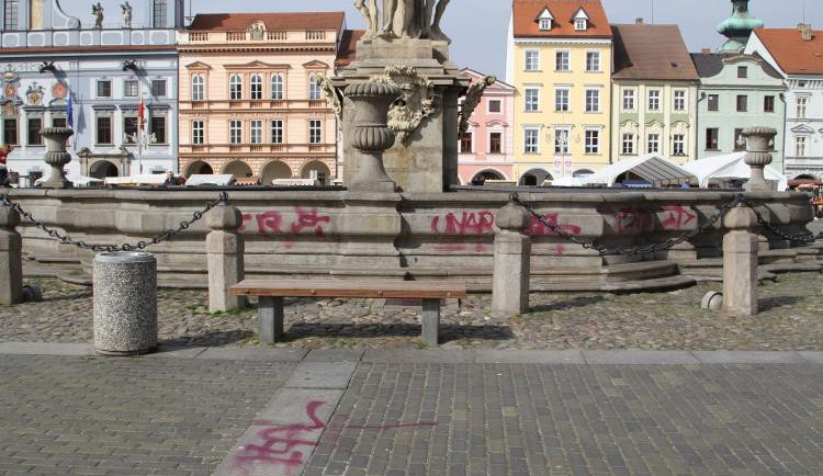 Posprejovaná Samsonova kašna