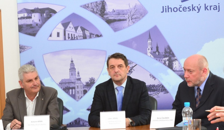 Radní pro dopravu Jihočeského kraje Antonín Krák, náměstek hejtmana Kraje Vysočina Libor Joukl a předseda představenstva JHMD Boris Čajánek