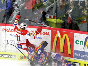Jakub Suchánek v souboji se střelcem druhé branky Jan Stránským