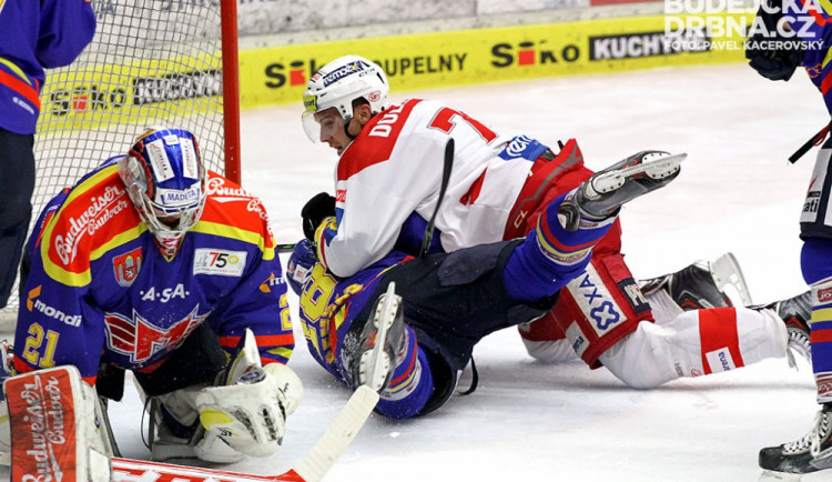 Jiří Doležal vlétl do budějckého brankoviště před Martina Semráda jako uragán