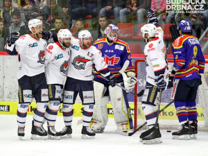 Chomutov slaví branku Štěpána Hřebejka (třetí zleva)