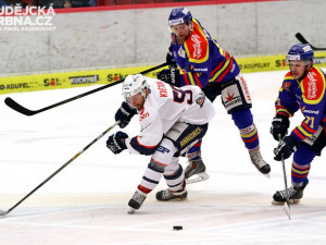 Lukáš Květoň uniká Luboši Robovi (vpravo) a Martinu Semrádovi