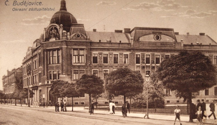Palác okresního zastupitelství z roku 1902 na Linecké silnici, později na Wilsonově náměstí.