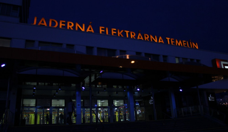 JE Temelín nasvícena modrou barvou