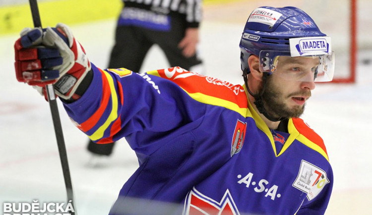 Tomáš Nouza slaví vítěznou branku z trestného střílení