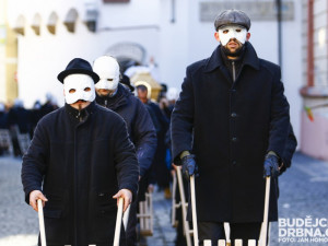 Poslední průvod budějckých hrkačů vyjde naposledy v neděli v pravé poledne