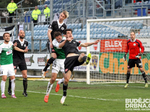 Jaroslav Machovec (v popředí) s Pavlem Novákem Martina Doležala sevřeli