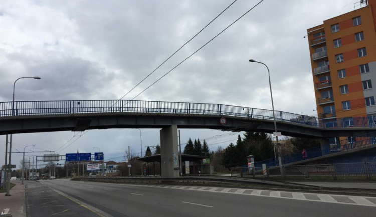 Oprava lávky pro pěší omezí chodce i řidiče na Strakonické