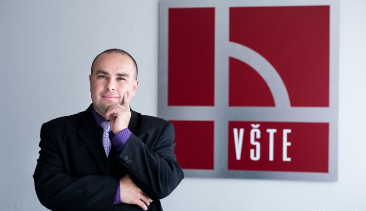 Rektor VŠTE Marek Vochozka