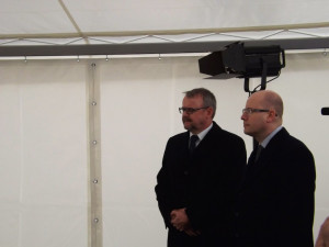 Dan Ťok a Bohuslav Sobotka poslouchají projev hejtmana Jihočeského kraje Jiřího Zimoly