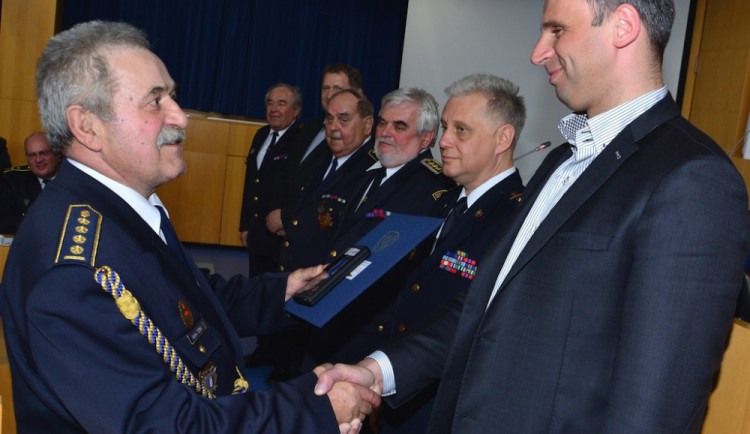 Starosta SH ČMS JčK Václav Žižka poděkoval hejtmanovi Jiřímu Zimolovi a celému kraji za podporu a předal mu medaili za zásluhy o sbory dobrovolných hasičů