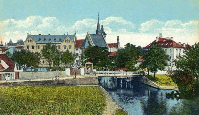 Mlýnská stoka na Senovážném náměstí před rokem 1908 v záběru po proudu. Mostek spojuje Senovážné (vpravo) s Rybní ulicí (vlevo).