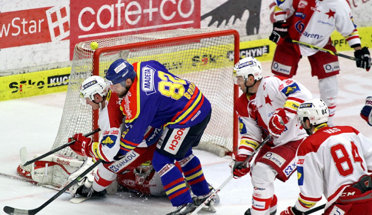 Slávista Jakub Šulc odvrací kotouč před Danielem Boháčem z Furchova brankoviště