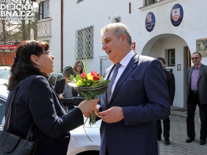 Antonín Krák přivítal Michaelu Marksovou Tominou před obecním úřadem