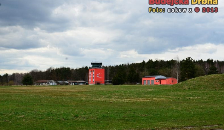 Odtažená vozidla jsou skladována na letišti