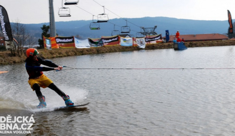 Snowboard, lyže, voda, dobrá hudba a hlavně zábava. To byla Kramolínská louže 2015