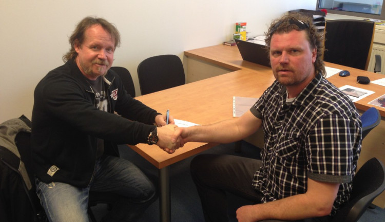 Petr Rosol při podpisu smlouvy