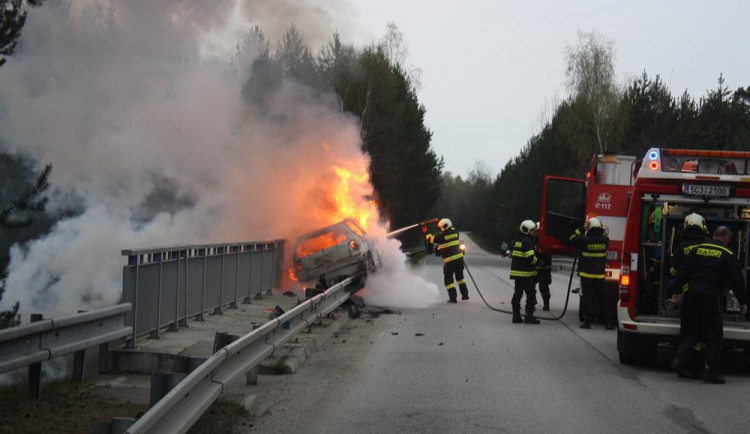 Požár auta u Drahotěšic zaměstnal brzo ráno hasiče