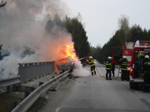 Požár auta u Drahotěšic zaměstnal brzo ráno hasiče