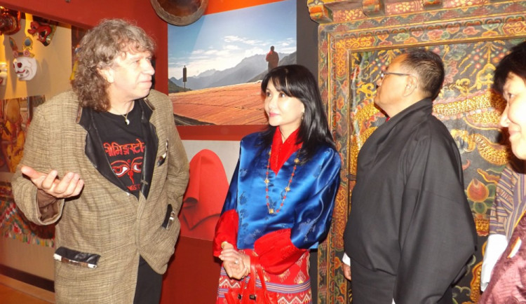 Výstava Šangri-la přenese do Himálaje. Otevřela ji bhútánská královna matka