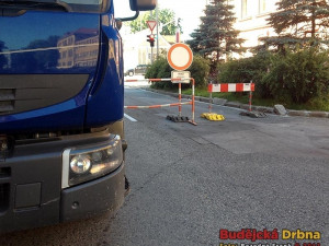 Až do 2. května je část Dobrovodské z důvodu opravy povrchu uzavřena