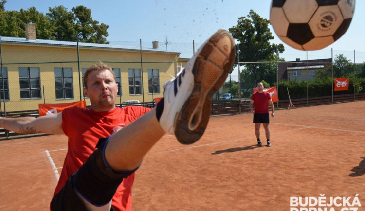 David Borovka z týmu Šafářovy legendy při smeči na nohejbale