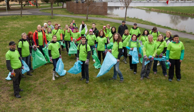 Zaměstnanci E.ONu se sešli, aby pomohli s úklidem v Budějcích