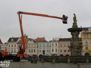 Odstraňování dresu Motoru ze sochy Samsona