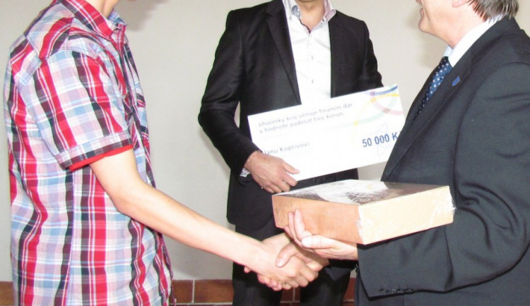 Hejtman Jiří Zimola předal v pátek 16letému rychlobruslaři Jakubu Kopřivovi šek na 50 tisíc korun na podporu jeho sportovní činnosti