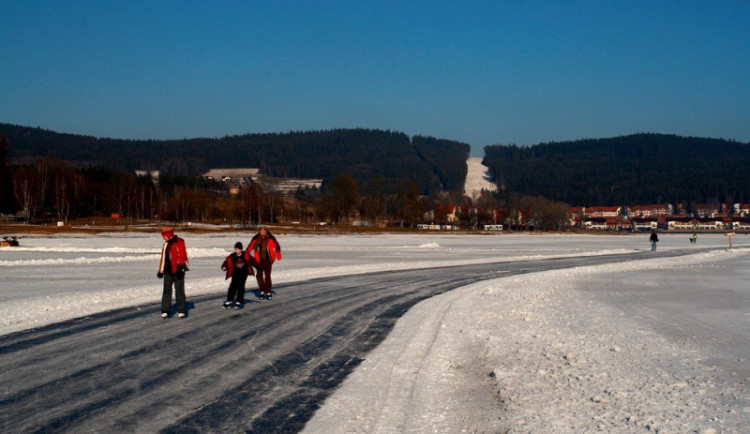 Zima letos závodům na ledě nepřála