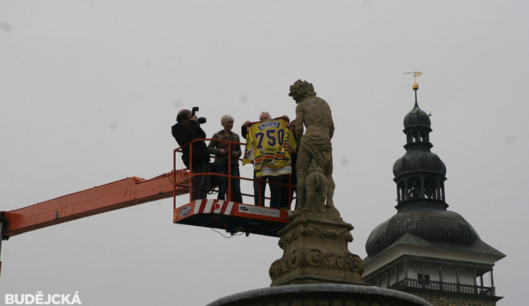 Odstraňování dresu Motoru ze sochy Samsona