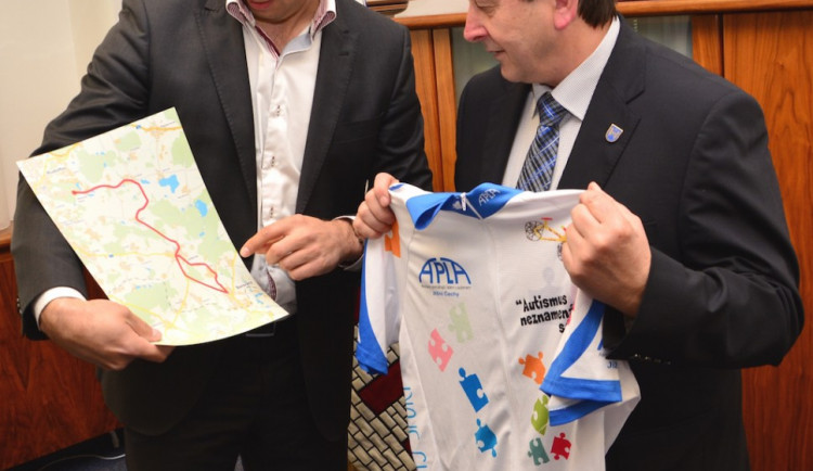 Pomyslnou štafetu v rámci akce APLA JEDE předal hejtman Jiří Zimola starostovi J. Hradce Stanislavu Mrvkovi
