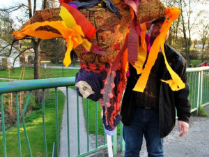 Na kopec se nesla čarodějnice na upálení