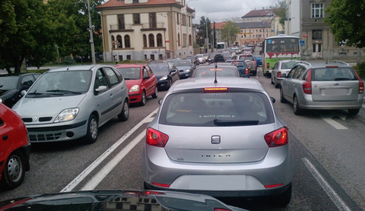 Kolaps dopravy z minulého týdne donutil hejtmana Zimolu sejít se s primátorem Budějc