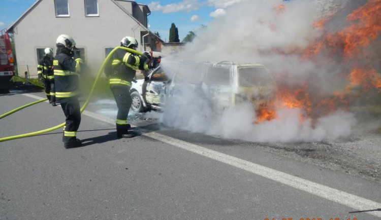 Požár zachvátil auto plné dětí, těm se však naštěstí nic nestalo