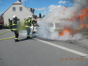 Požár zachvátil auto plné dětí, těm se však naštěstí nic nestalo