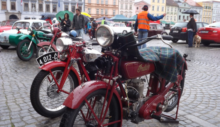 FOTO: Budějcké náměstí se znovu po roce zaplnilo veterány