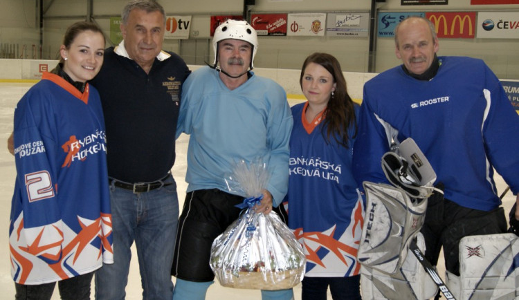 Stanislav Winkler (uprostřed) při zařazení do Síně slávy RHL
