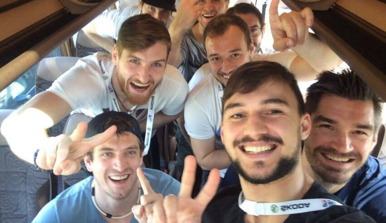 Selfie z autobusu národního týmu