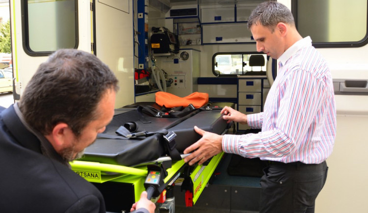 Ředitel ZZS JčK Marek Slabý ukazuje hejtmanovi Jiřímu Zimolovi vybavení jedné ze sedmi nových sanit.