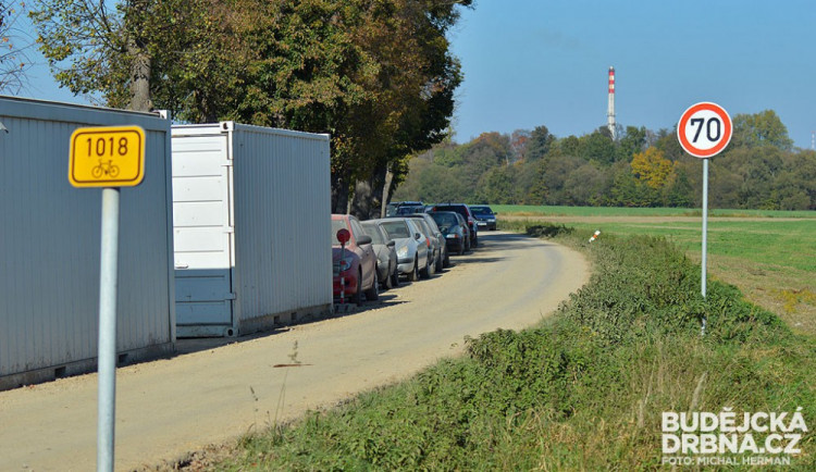 Úklidové práce na Plavské znemožní parkování v Novém Roudném