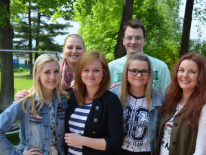 Parta vysokoškoláků z budějcké Techniky, kteří svůj volný čas věnovali Bazalce