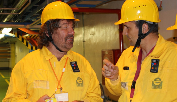 Zdeněk Troška v diskuzi s ředitelem elektrárny Temelín Bohdanem Zronkem