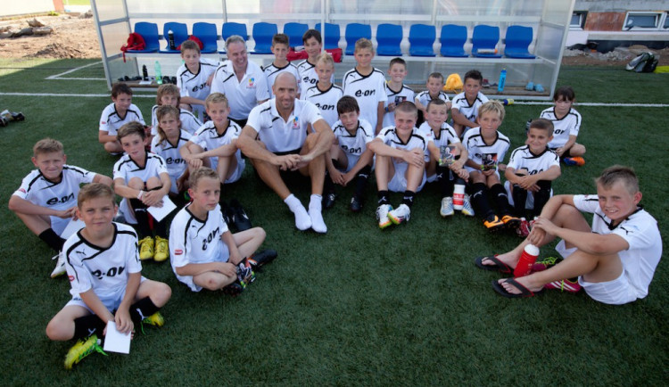 Malí fotbalisté mají už jen dva týdny, aby si vyhráli pobyt na E.ON Fotbalové škole