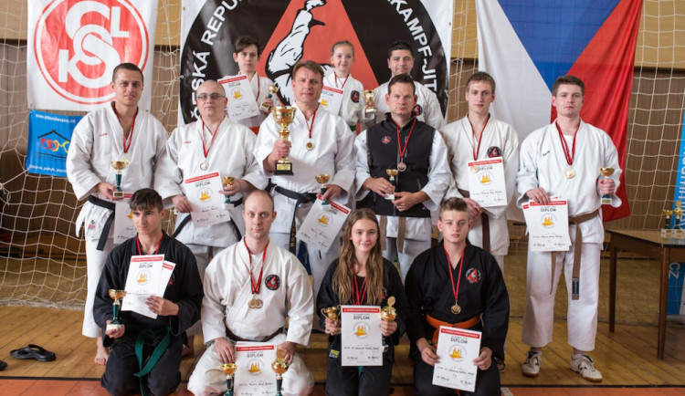 Společná fotografie juniorů a dospělých SKP ČB a T. Sviny