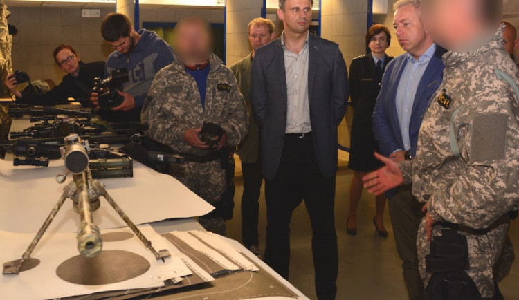 Ministr Chovanec a hejtman Zimola si prohlíží výzbroj zásahové jednotky