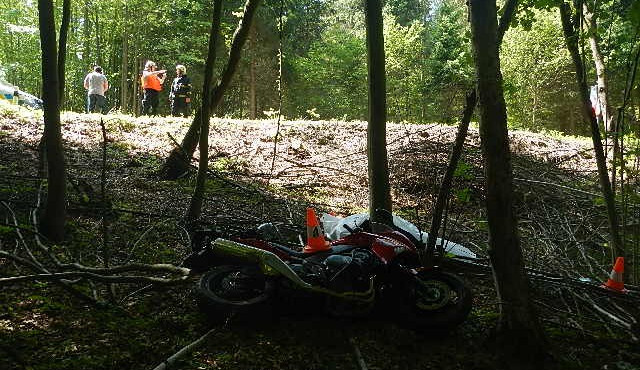 Motocyklista nezvládl řízení a havaroval v zatáčce. V Rožmberku zemřela jeho spolujezdkyně